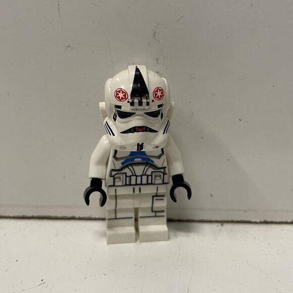 Lego AT-AT Driver Minifigure Red Imperial Logo Star Wars - Picture 1 of 2